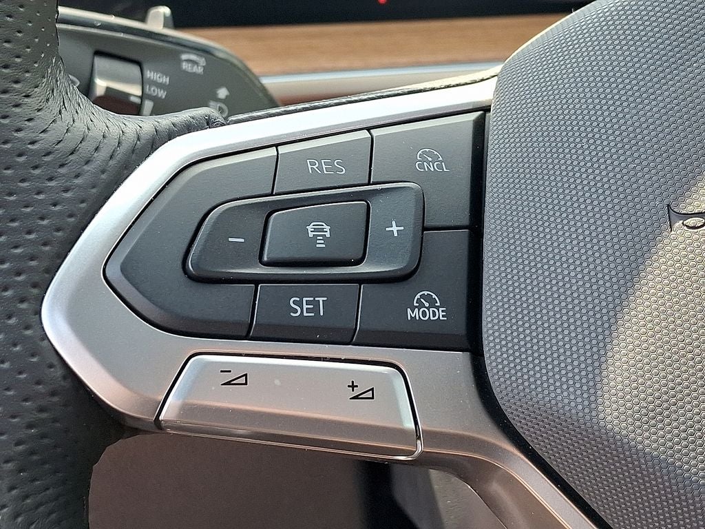 2025 Volkswagen Tiguan 2.0T SEL R-Line